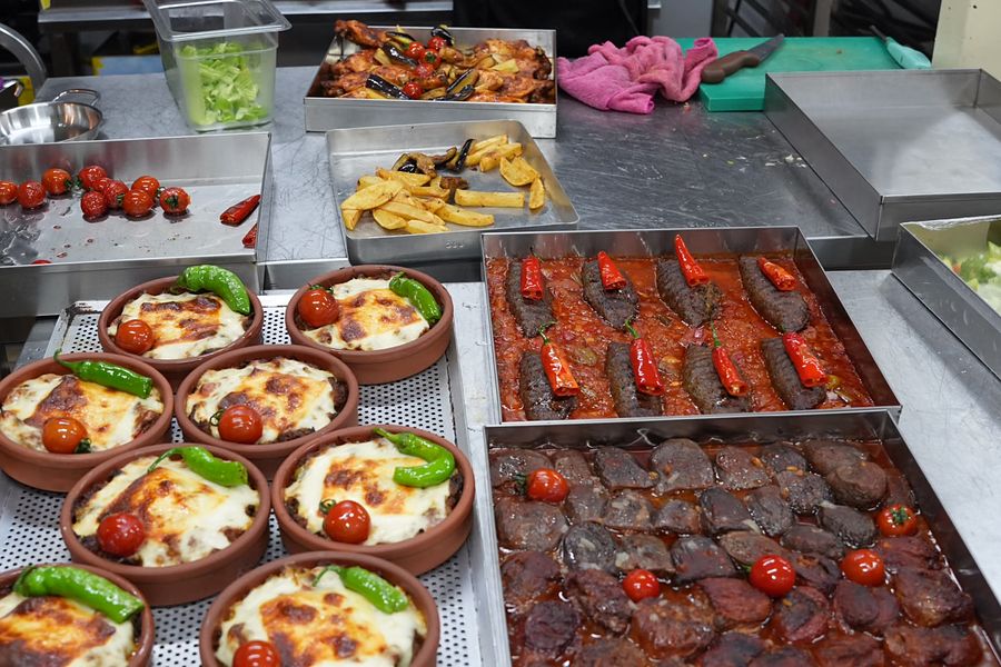 Metal küvet ve tepsilerde servise hazır güveçler ve dolmalar