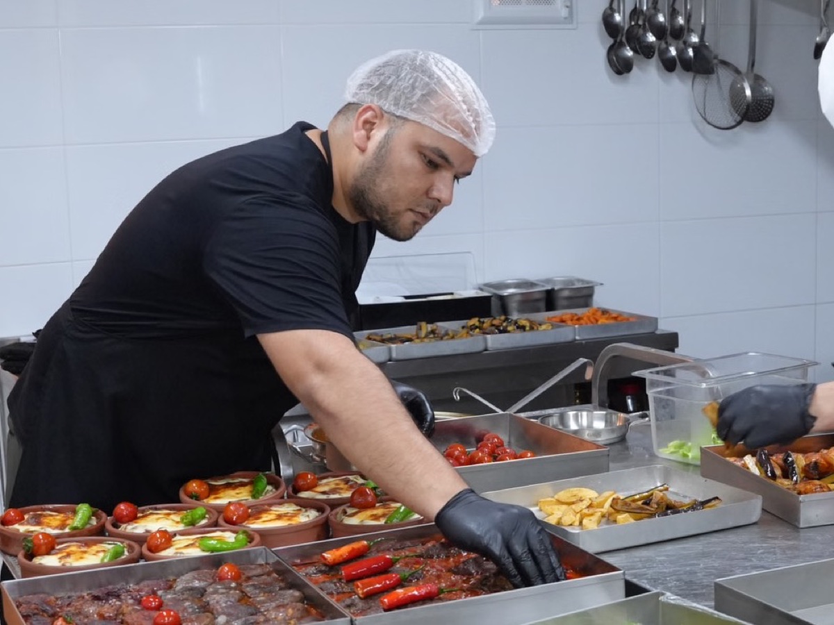 Bone ve eldivenle çalışan şefimiz