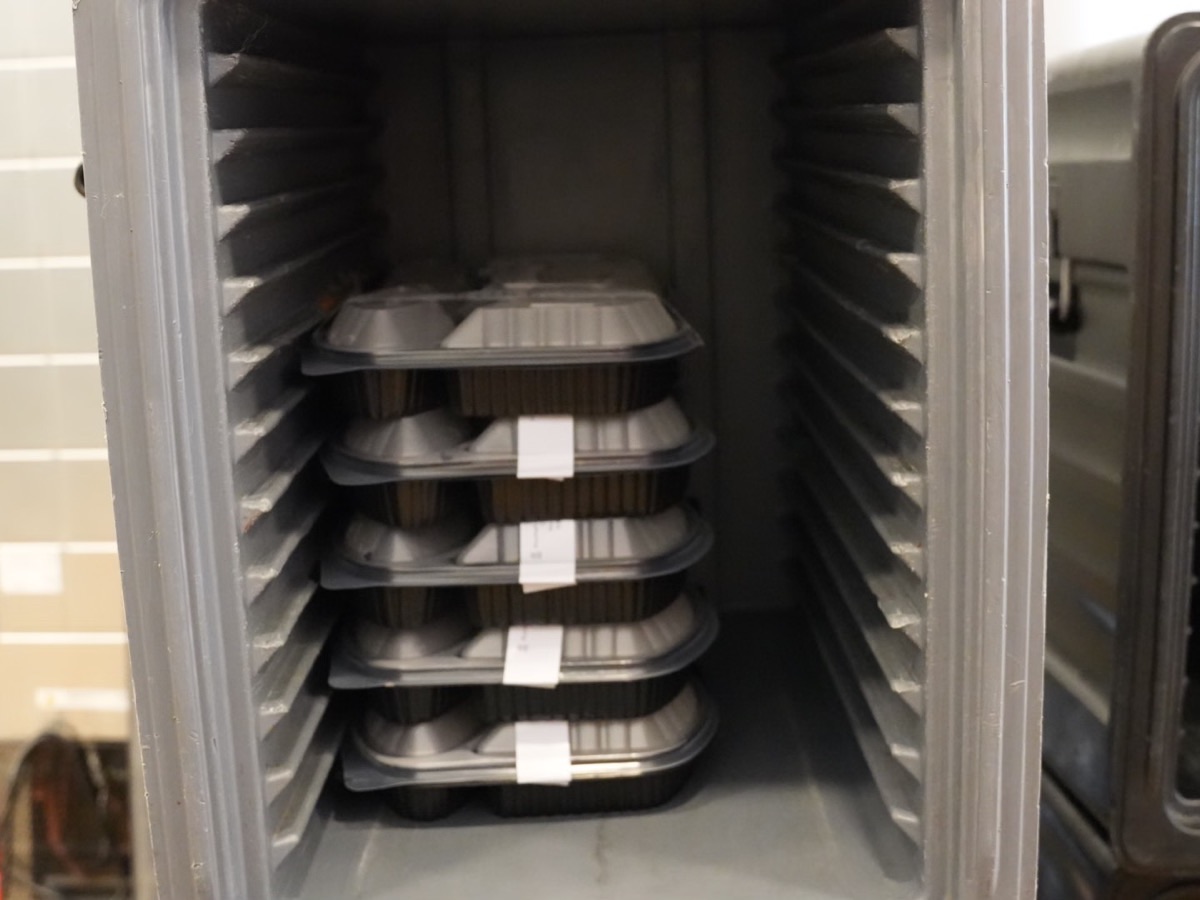 Termobox kabininde kapalı paket yemekler
